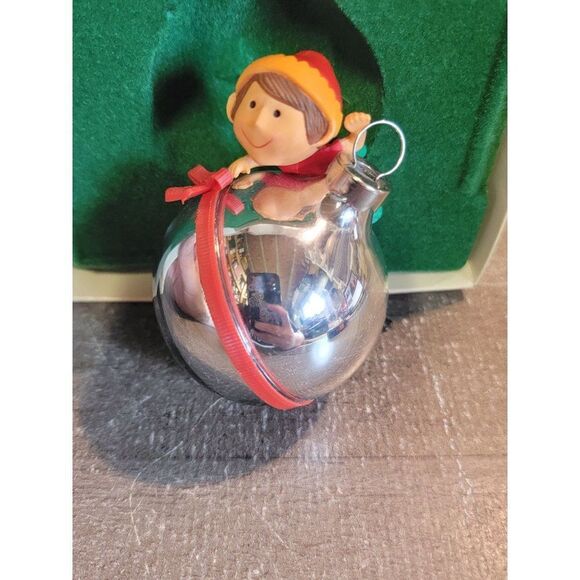 Hallmark 1981 elf Peeking ornament Xmas decor - Picture 1 of 4